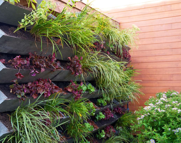 DIY Vertical Garden: Maximize Small Spaces with a Vertical Planter